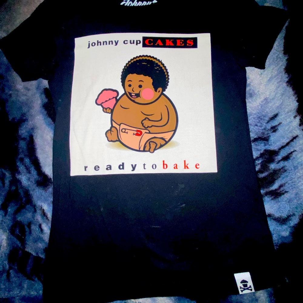 JOHHNY CUPCAKES GRAPHIC T